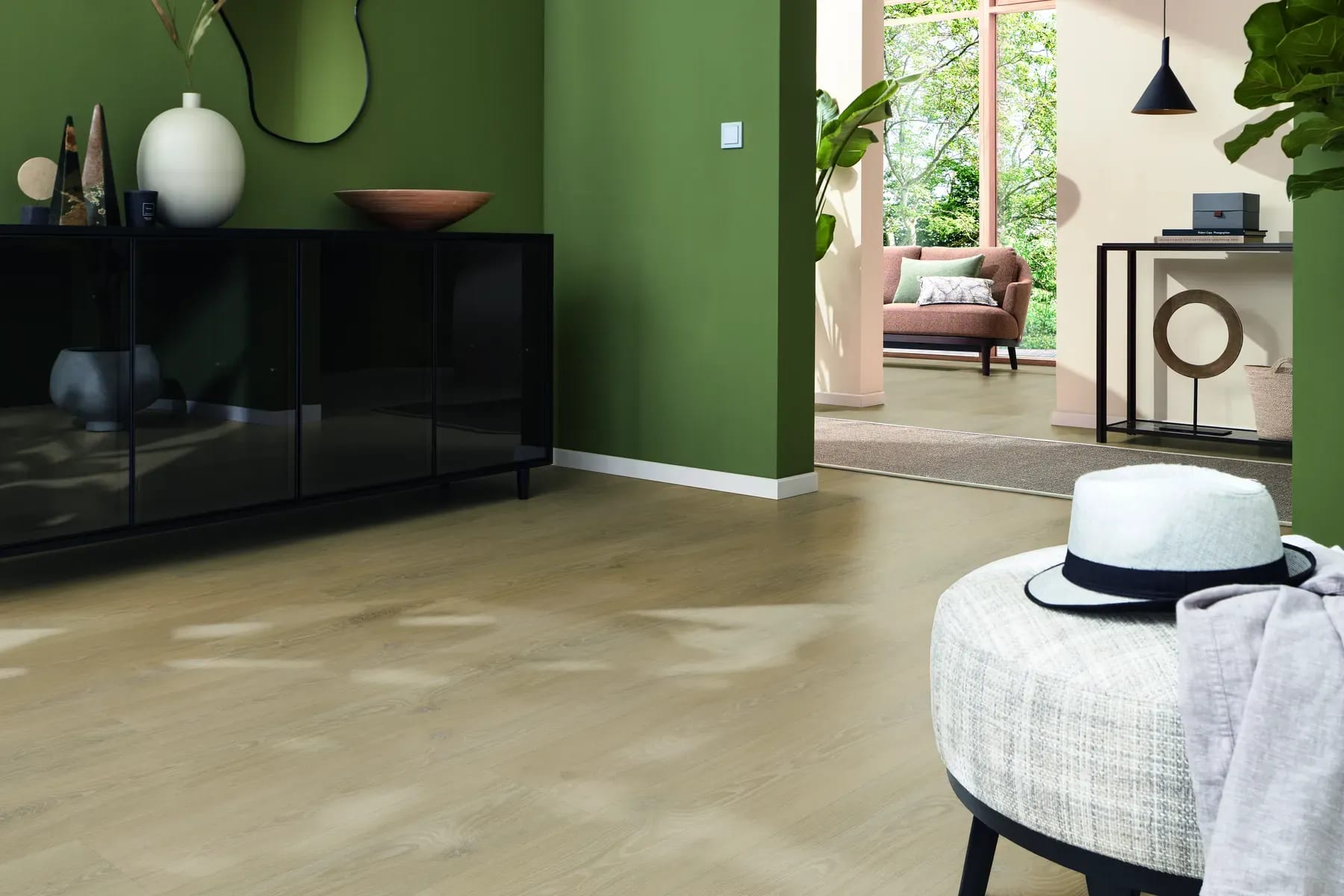 Heller Designboden in Holzoptik in einem Wohnraum mit grüner Wand – Bodenbeläge bei bauer raum in Kürn